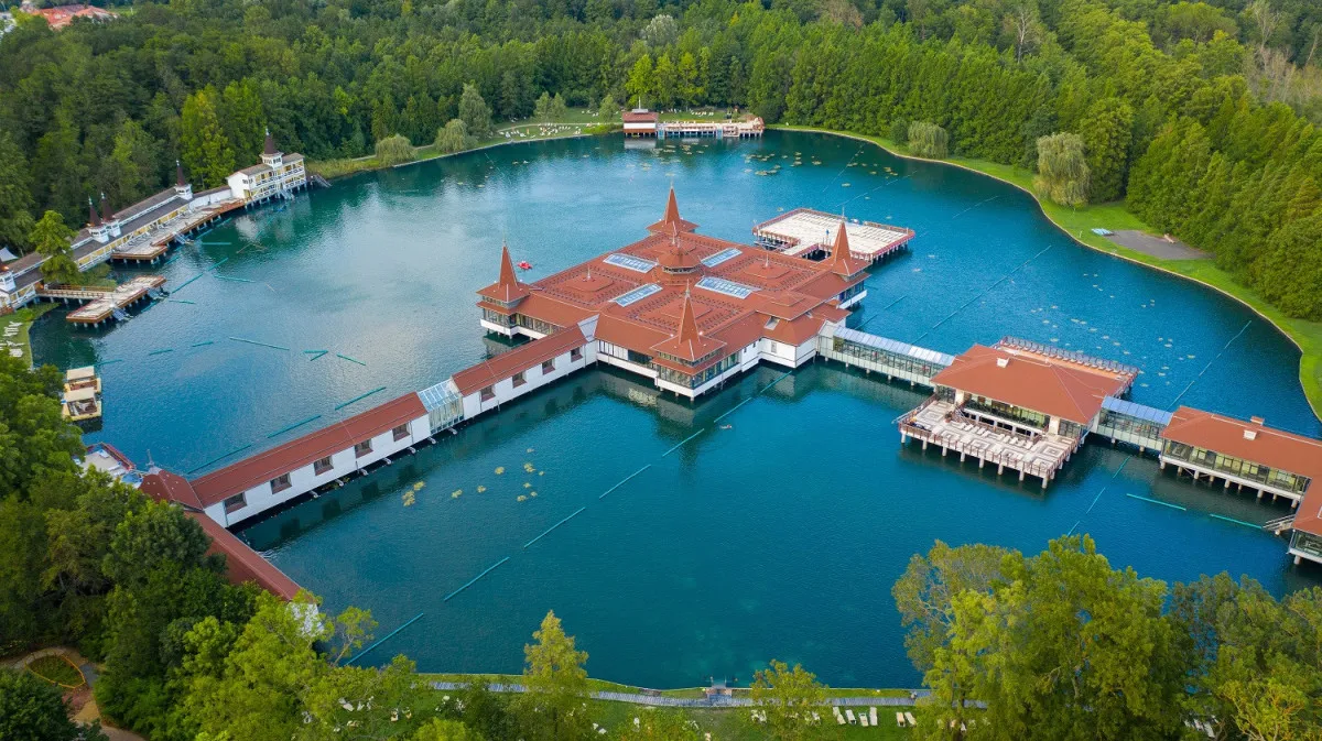 5+1 gyönyörű helyszín Magyarországon, ahol külföldön érezheted magad - Hévízi-tó