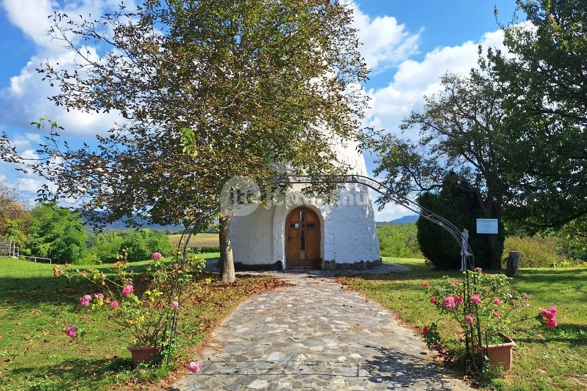 5 látványos kirándulóhely az őszi barangolásokhoz - Kemence kápolna (Sénye)