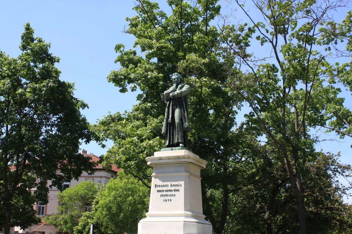 14 irodalmi túraajánló nem csak az olvasás szerelmeseinek - Dugonics András-szobor, Szeged