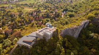 Ördögök építette hegy és a Vértes merész vára – egynapos kirándulások Magyarországon