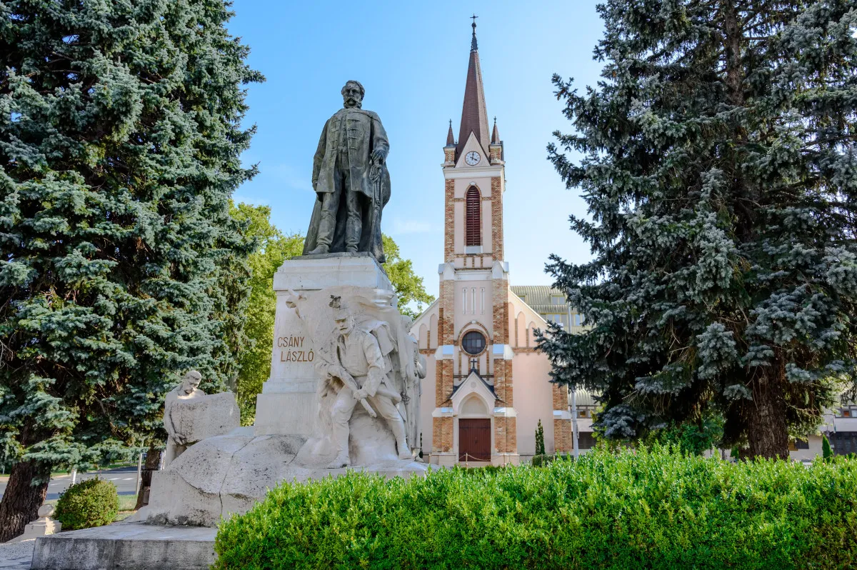 Nem mehetsz el úgy Zalaegerszegről, hogy ezt a 10 helyet nem nézted meg! - Zalaegerszegi Evangélikus Templom, előtte Csány László szobra