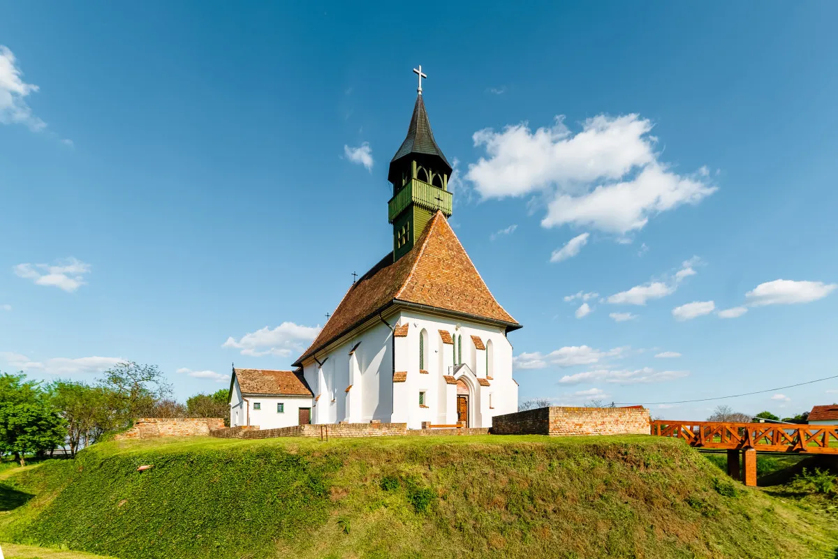 Különleges látnivalók - Szűz Mária Keresztények Segítsége templom Erődtemplom, Óföldeák