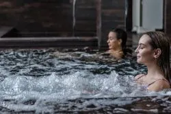 Melengető fürdőzés hideg téli napokra - gyógyvizes wellness szállodák és termál hotelek Magyarországon
