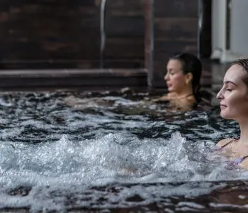 Melengető fürdőzés hideg téli napokra - gyógyvizes wellness szállodák és termál hotelek Magyarországon