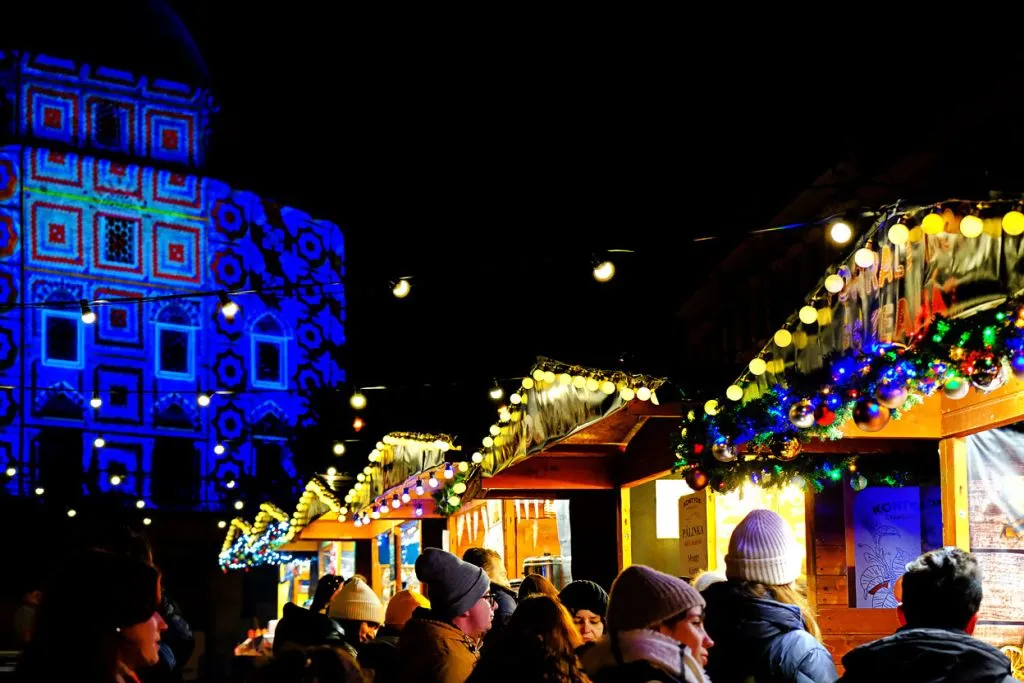 Kisgyerekek fényfestései ragyogják be a pécsi adventi vásárt 