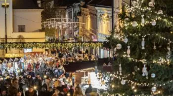 Kisgyerekek fényfestései ragyogják be a pécsi adventi vásárt