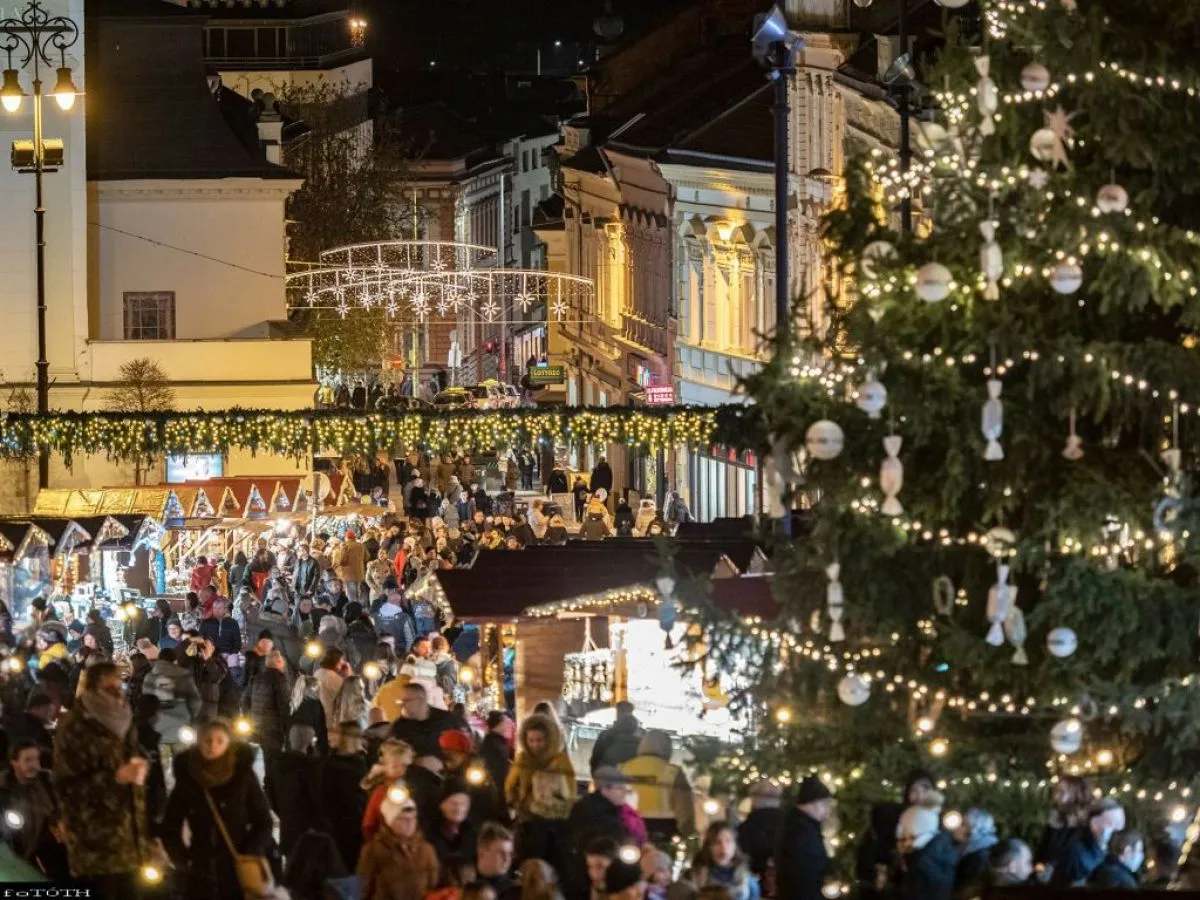 Kisgyerekek fényfestései ragyogják be a pécsi adventi vásárt 