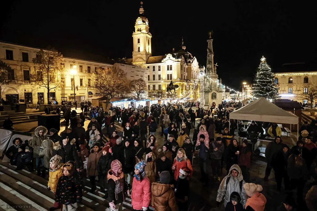 Kisgyerekek fényfestései ragyogják be a pécsi adventi vásárt 