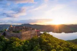 Gyönyörködj a Dunakanyarban a panorámás szobád ablakából! – 5+1 mesés visegrádi szállás