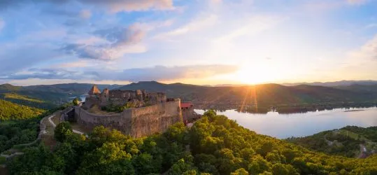 Gyönyörködj a Dunakanyarban a panorámás szobád ablakából! – 5+1 mesés visegrádi szállás