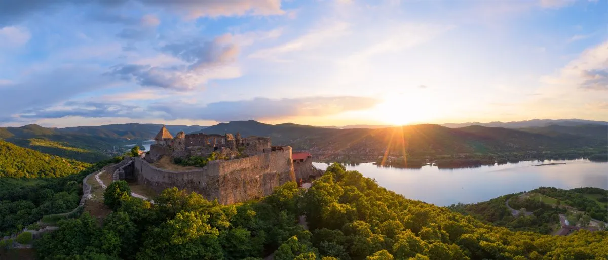 Gyönyörködj a Dunakanyarban a panorámás szobád ablakából! – 5+1 mesés visegrádi szállás