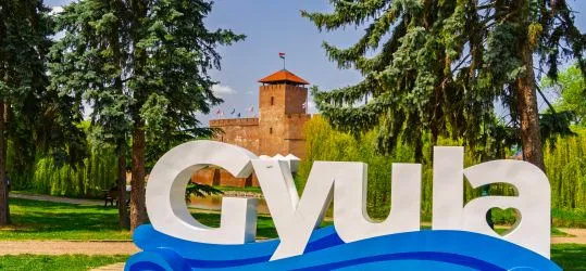 Gyula látnivalók: vár, fürdő, kastély – Történelmi fürdőváros az Alföldön