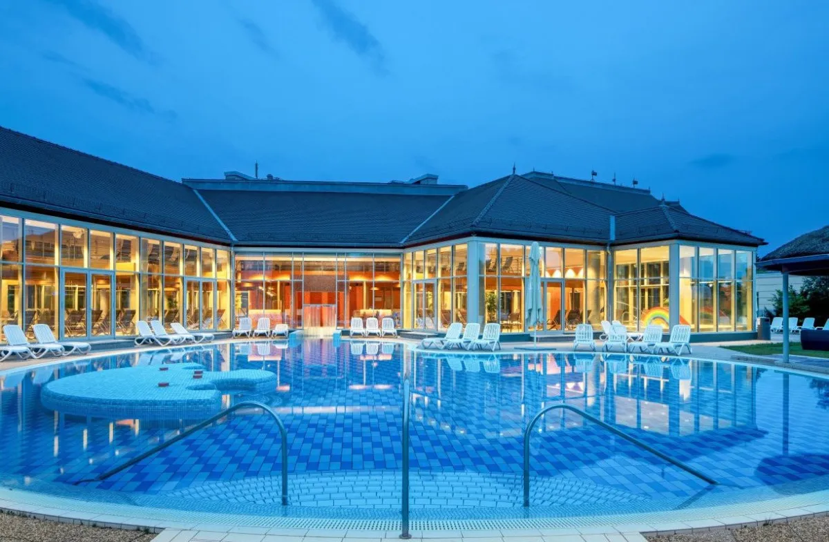 Relaxálj egész évben a fűtött kültéri medencében - Greenfield Hotel Golf & Spa Bükfürdő