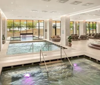 5+1 panorámás wellnesshotel, hogy egy medencében ázva élvezhessétek a tél szépségét