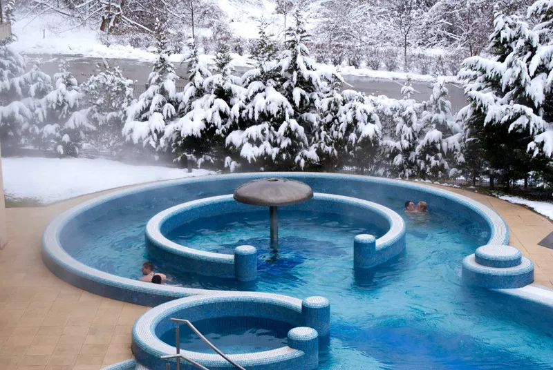 A Thermal Hotel Visegrád termálvizes kültéri medencéjében télen is megmártózhatsz.