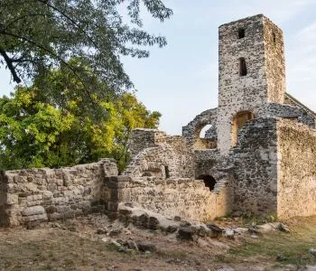 Mágikus erdőfürdő, vártúra és templomromok – kihagyhatatlan programok nyárra