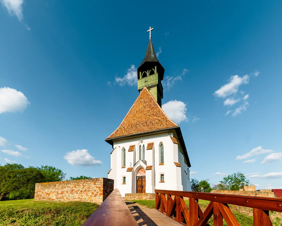 13 lenyűgöző gyaloghíd Magyarországon - óföldeáki erődtemplom