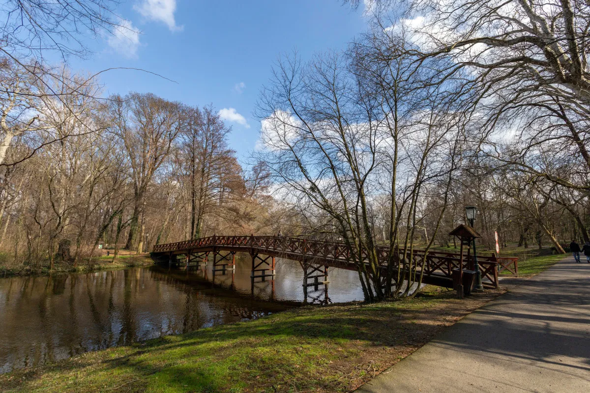 13 lenyűgöző gyaloghíd Magyarországon - Brunszvik-kastélypark (Martonvásár)