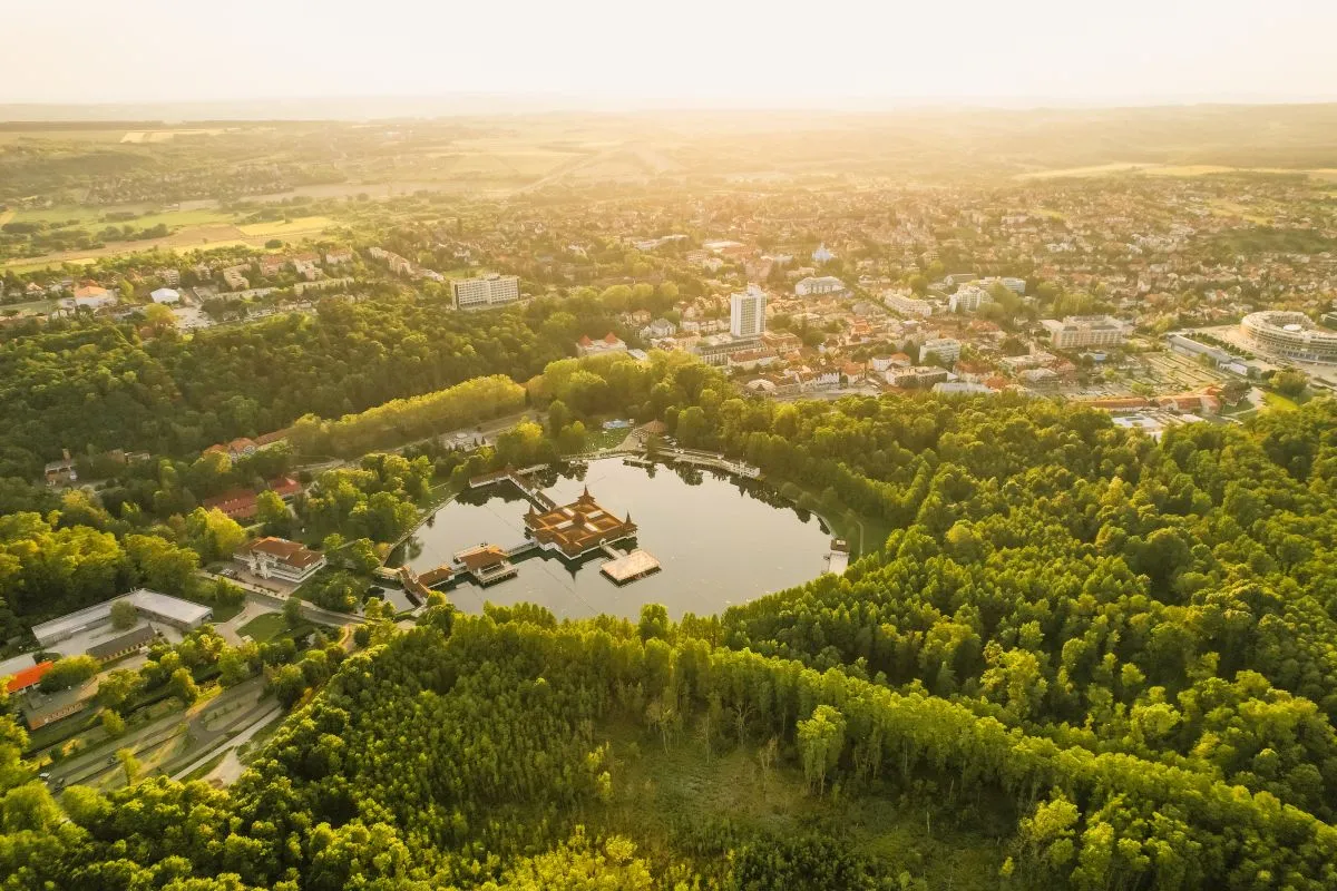 Látnivalók Hévízen - Várnak a tavirózsák, a legendák és a világhíres gyógyvíz!