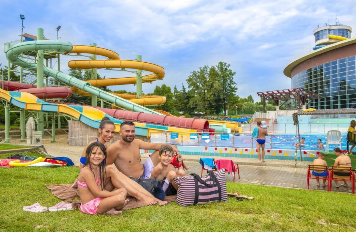 Kültéri csúszdás szálloda közvetlen átjárással a fürdőbe - Hunguest Szeged**** korábbi Forrás (Szeged)