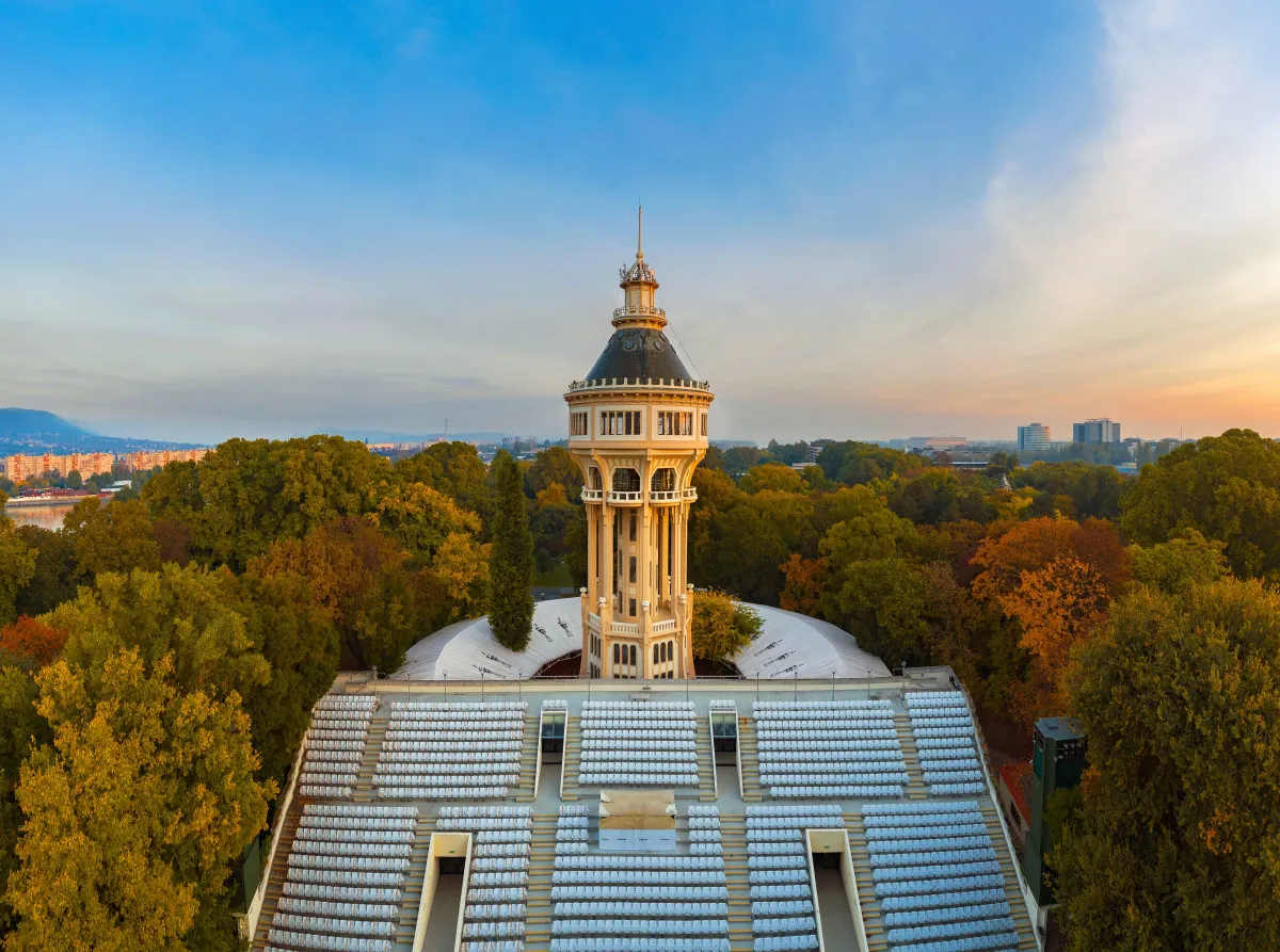 Víztorony és Szabadtéri Színház a Margit-szigeten