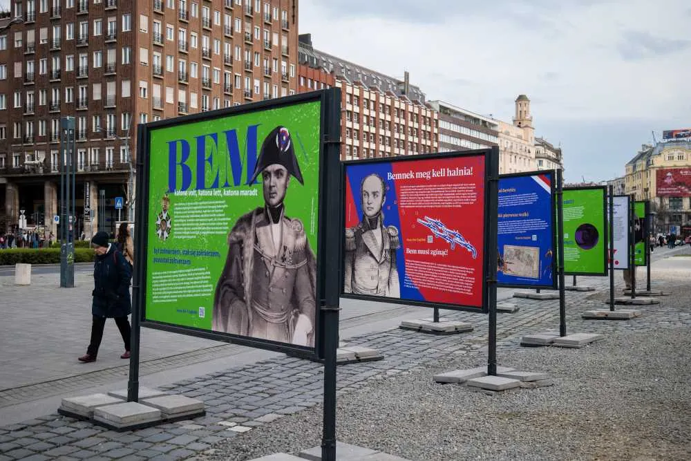 Barátság przyjaźń, szabadság wolność címmel Bem Józsefről és a szabadságért harcoló lengyel katonákról szóló plakátkiállítással emlékezik Budapest március 15. alkalmából.