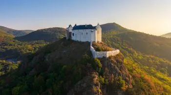 Tündérek lábnyomai és vad sziklavilág: 8 kivételesen szép látnivaló és kirándulóhely Magyarországon