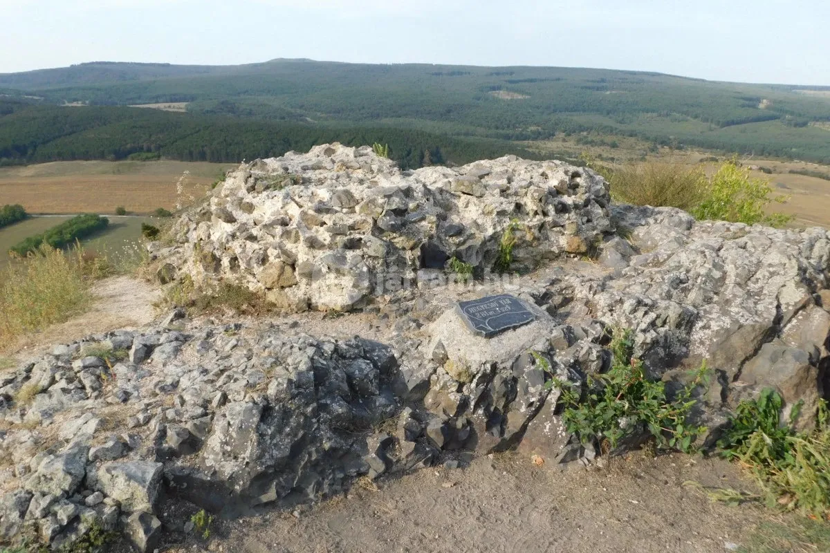 Tanúhegyek Balaton-felvidék - várrom Hegyesden