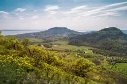 Mesélő tanúhegyek a Balaton-felvidéken – tavaszi panorámás túrák a legjobbakból