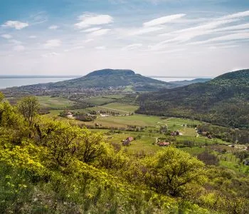 Mesélő tanúhegyek a Balaton-felvidéken – tavaszi panorámás túrák a legjobbakból