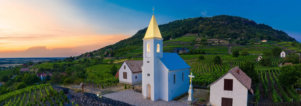 Balaton-felvidék tanúhegyek - Szent Ilona-kápolna a Somló-hegyen