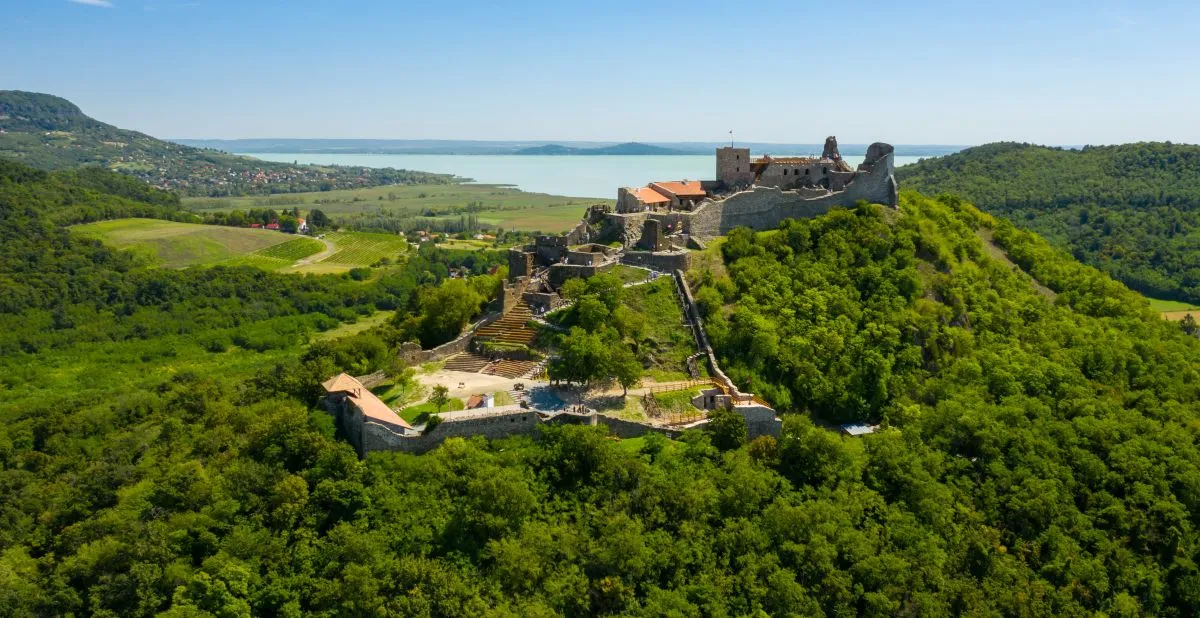 Tanúhegyek a Balaton-felvidéken - Szigligeti vár a 239 méteres Várhegy tetején