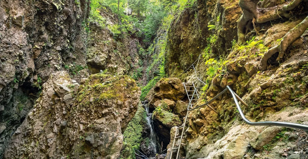 A Rám-szakadék természeti adottságai miatt egyike a legnehezebben járható magyarországi jelzett turistautaknak, ahol akár kőgurulás, sziklaomlás is előfordulhat.