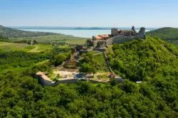 Tökéletes célpont a nyári vakációhoz: irány a Balaton-parti Szigliget!