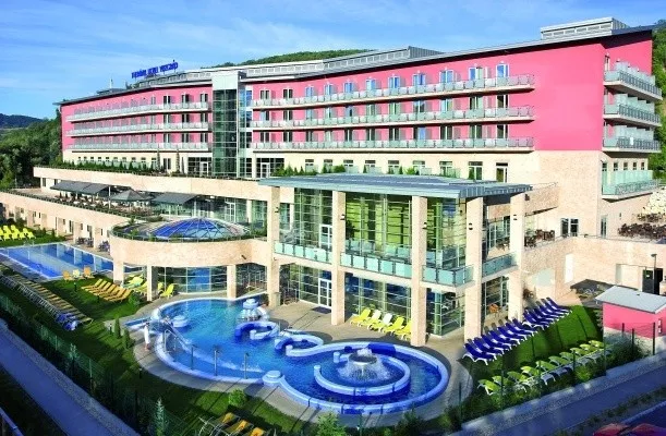 A Thermal Hotel Visegrád termálfürdőjét a város saját forrása táplálja.