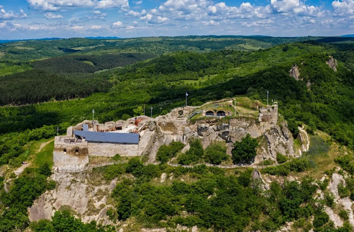 Sirok látnivalói közé tartozik a káprázatos panorámával rendelkező siroki vár