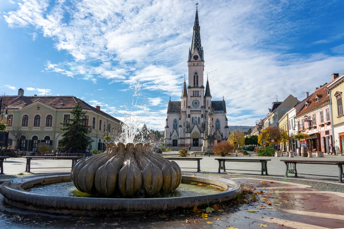 Kőszeg látnivalói közül a Jézus Szíve templomot jellegzetes megjelenéséről messziről meg lehet ismerni