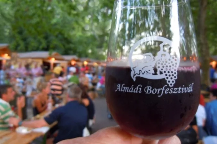 Zenés-táncos pörgés, hazai sztárok koncertjei és finom borok, isteni falatok - erről szól az Almádi Borfesztivál.
