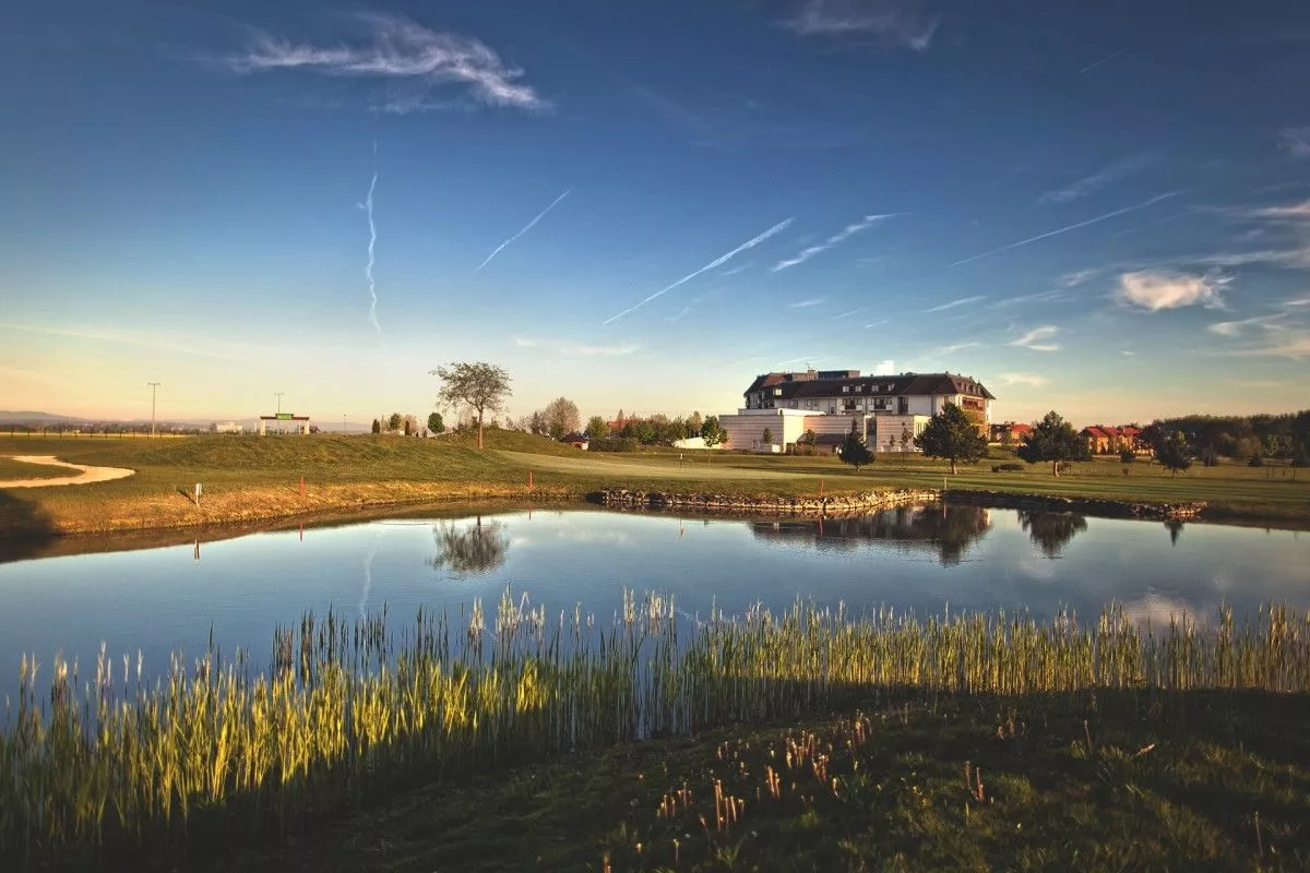 A Greenfield Hotel Golf & Spa nyugat-magyarországi termálrégió központjában, Bükfürdőn található.
