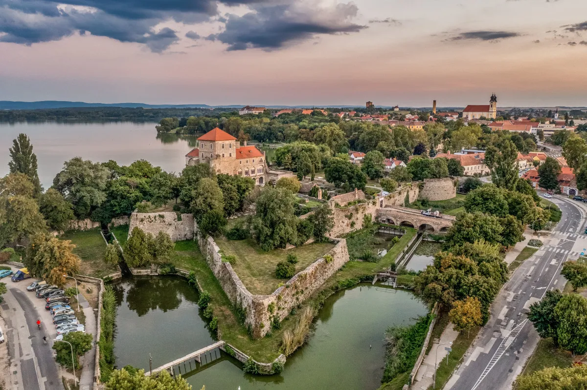 A méltóságteljes Tatai vár - színvonalas tárlatok otthona