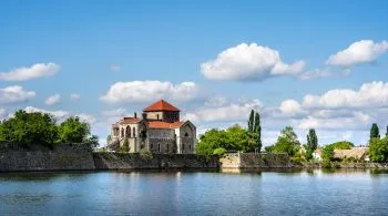 Ismered a tatai Halál-szikla legendáját? – Kihagyhatatlan látnivalók a vizek városából