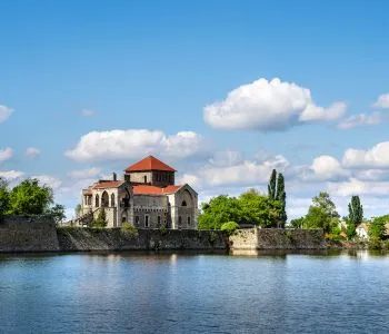 Ismered a tatai Halál-szikla legendáját? – Kihagyhatatlan látnivalók a vizek városából