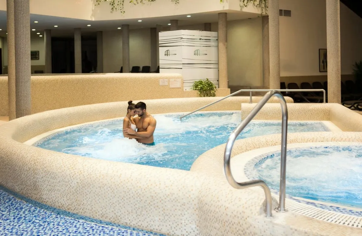 Wellness Mórahalmon: Colosseum Hotel Mórahalom wellnessrészleg szaunákkal és élményfürdő kapcsolattal