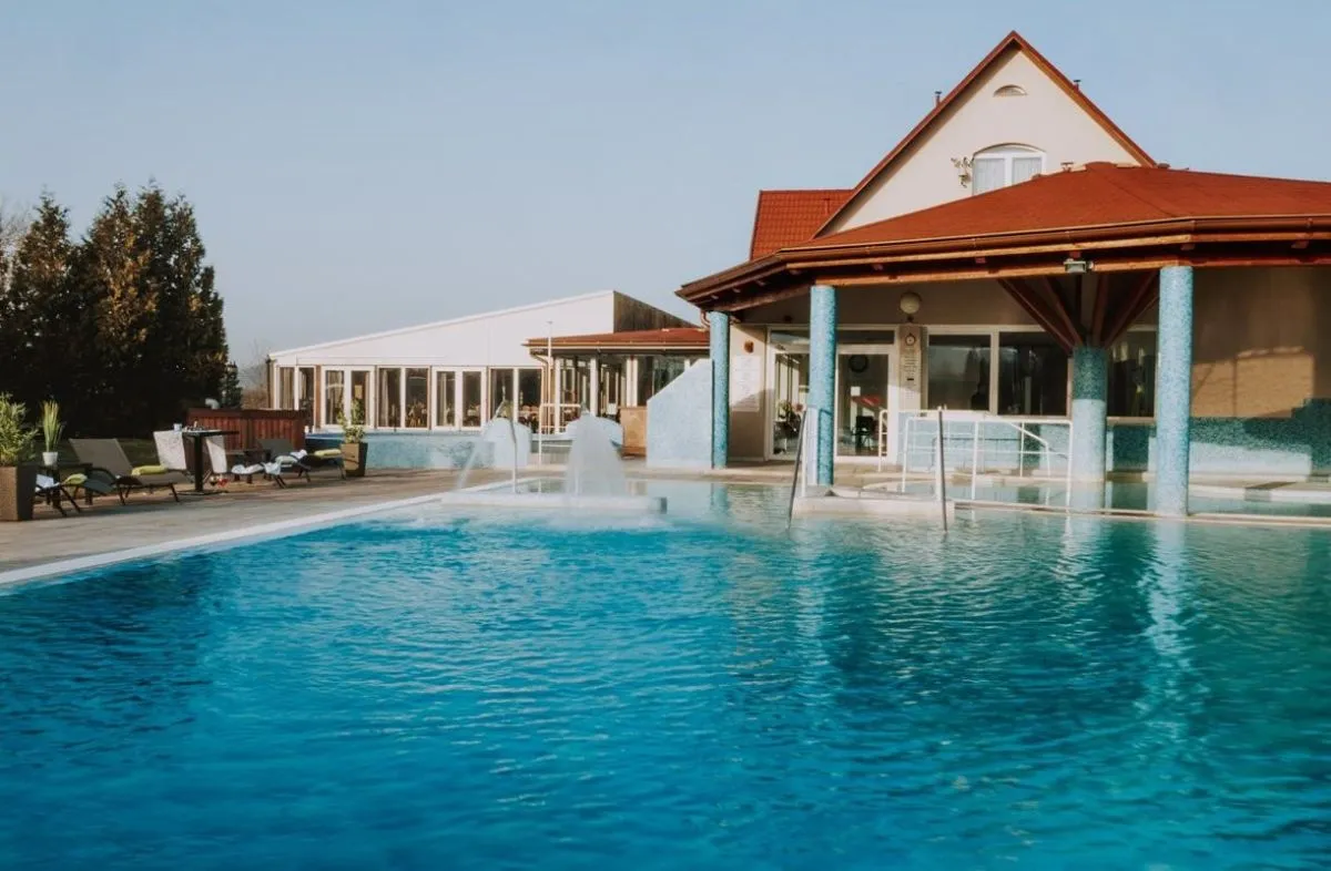 Wellness Egerszalókon: a Thermal Park Hotel kültéri medencéje a nyári csobbanás elengedhetetlen kelléke