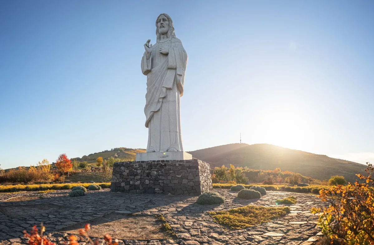 Gyönyörű panoráma kárpótol a lépcsősorért az Áldó Krisztus szobortól
