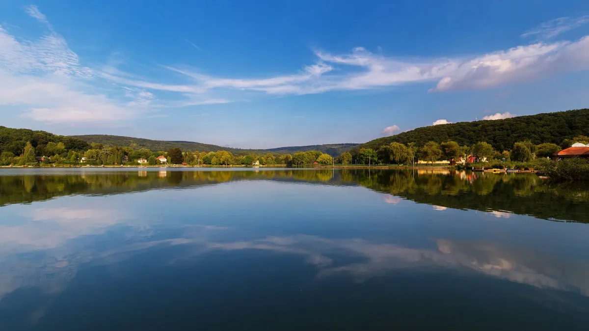 Fürdésre, piknikezésre is alkalmas az Orfűi-tó