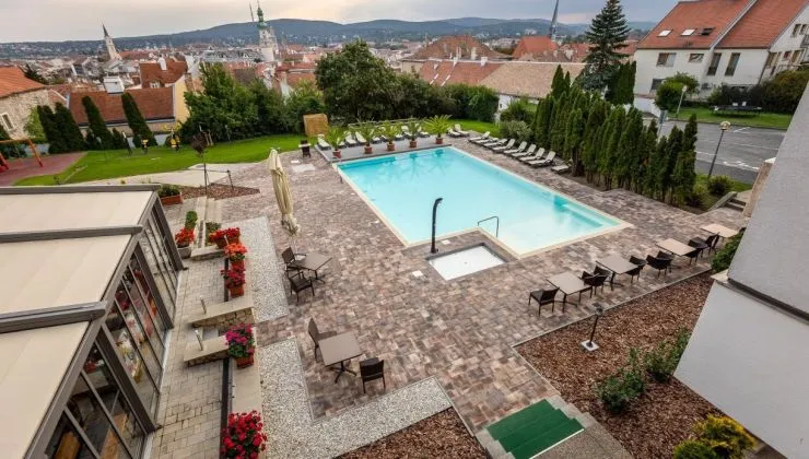 Wellnessezz a fák lombjai felett vagy a hegyek között! 10+1 panorámás wellness hotel