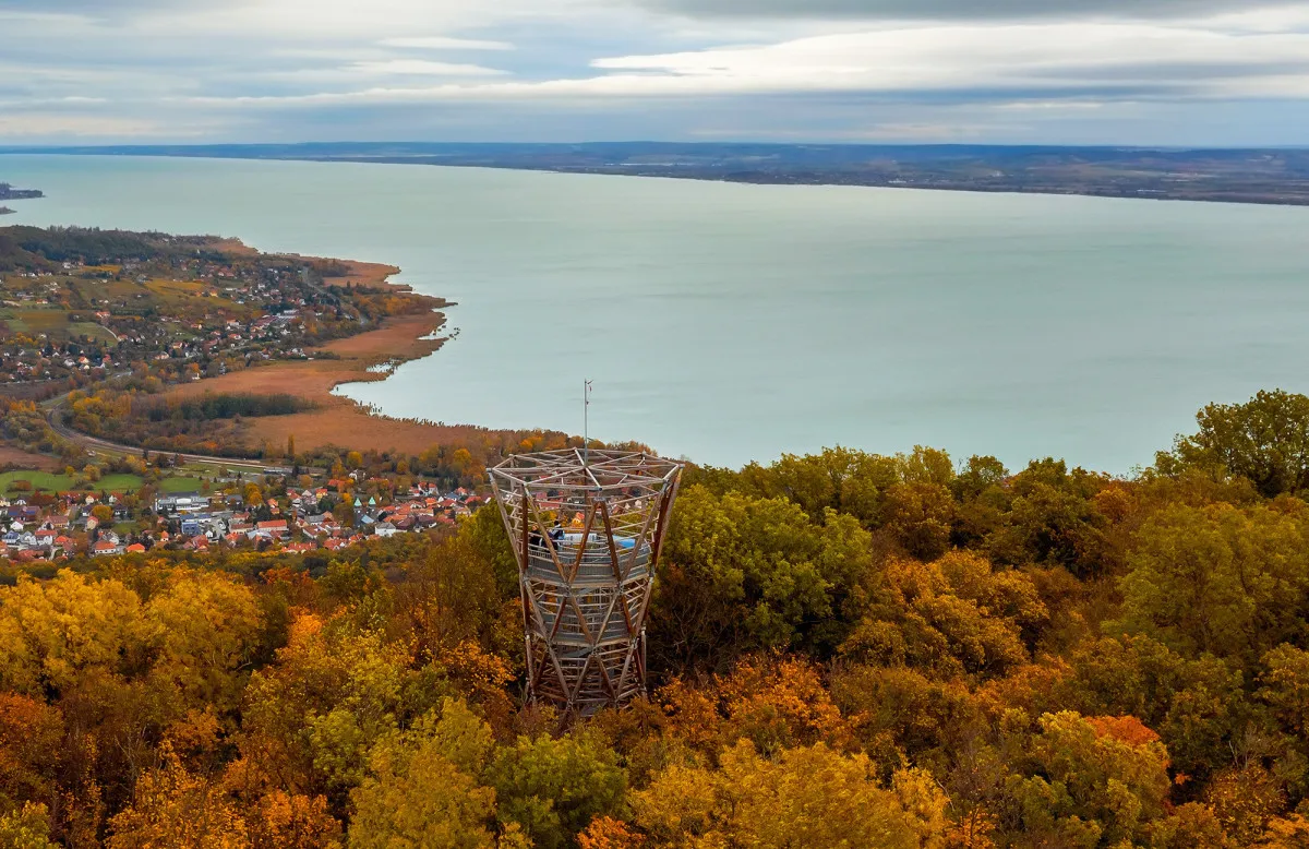 A faszerkezetű badacsonyi Kisfaludy-kilátóról elénk tárul a Balaton