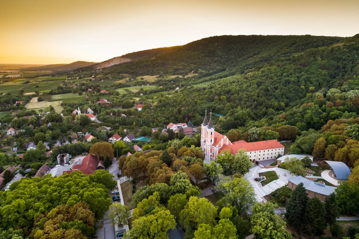 A Villány környéki kerékpározást érdemes több napra tervezni, hogy a máriagyűdi kegytemplomot se maradjon ki!