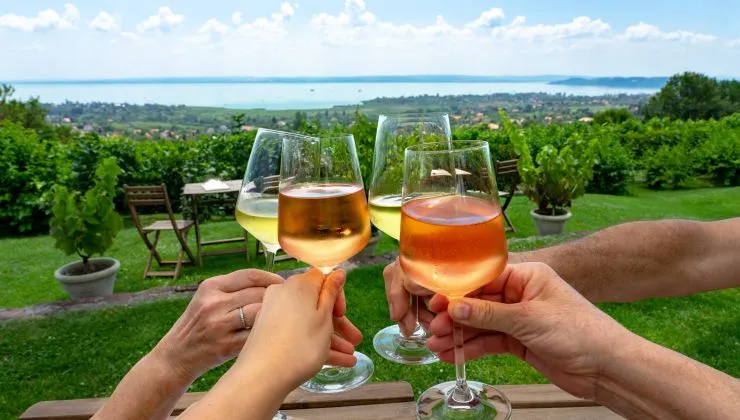 Ahol a bor és a panoráma találkozik – 10 izgalmas borbár a Balatonon